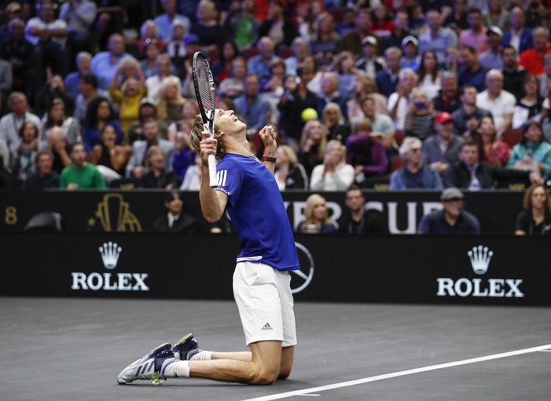 Německý tenista Alexander Zverev se raduje z vítězství nad Johnem Isnerem v Laver Cupu.