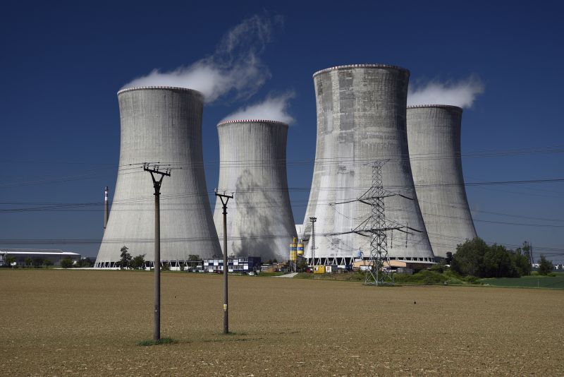 Chladící věže jaderné elektrárny Dukovany.