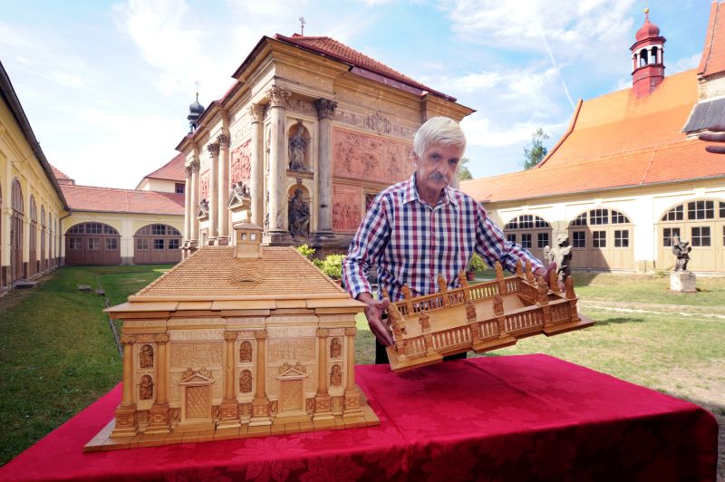Řezbář Jiří Cobl s miniaturou Lorety Rumburk, v ruce drží vyřezaný model původní střechy kaple z roku 1707.