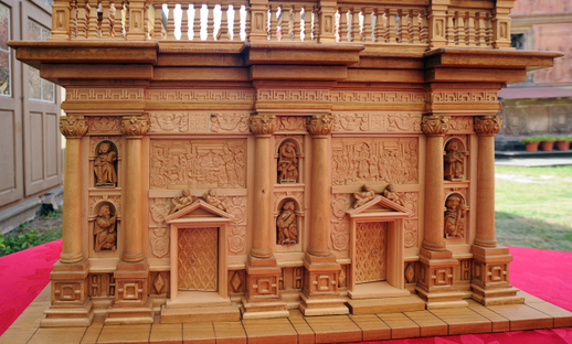 Detail vyřezávaného pláště kaple.