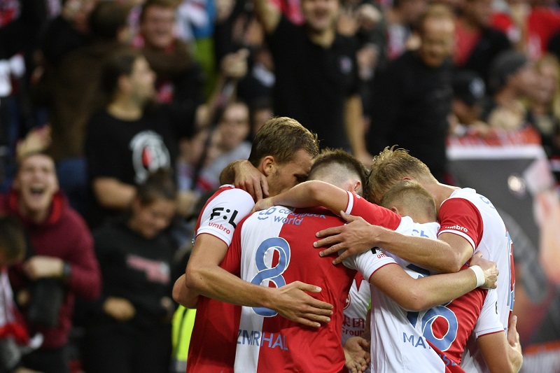Hráči pražské Slavie se radují z gólu do sítě Bohemians.