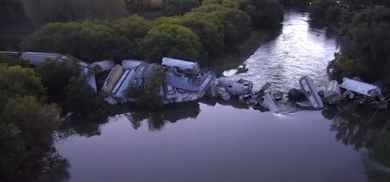 Obří nehoda vlaku. Jako zázrakem skončila bez zranění.
