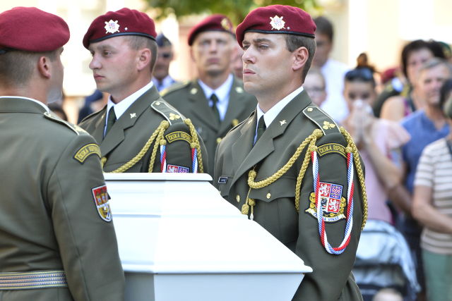 Pohřeb jednoho z padlých vojáků Patrika Štěpánka.