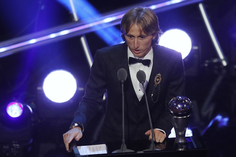 Chorvatský fotbalista Luka Modrič s cenou pro nejlepšího fotbalistu.