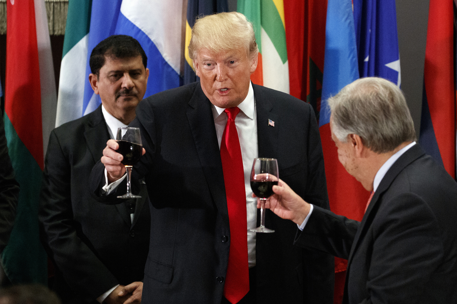 Americký prezident Donald (uprostřed) na obědě po Valném shromáždění OSN. Americký prezident Donald (uprostřed) na obědě po Valném shromáždění OSN.