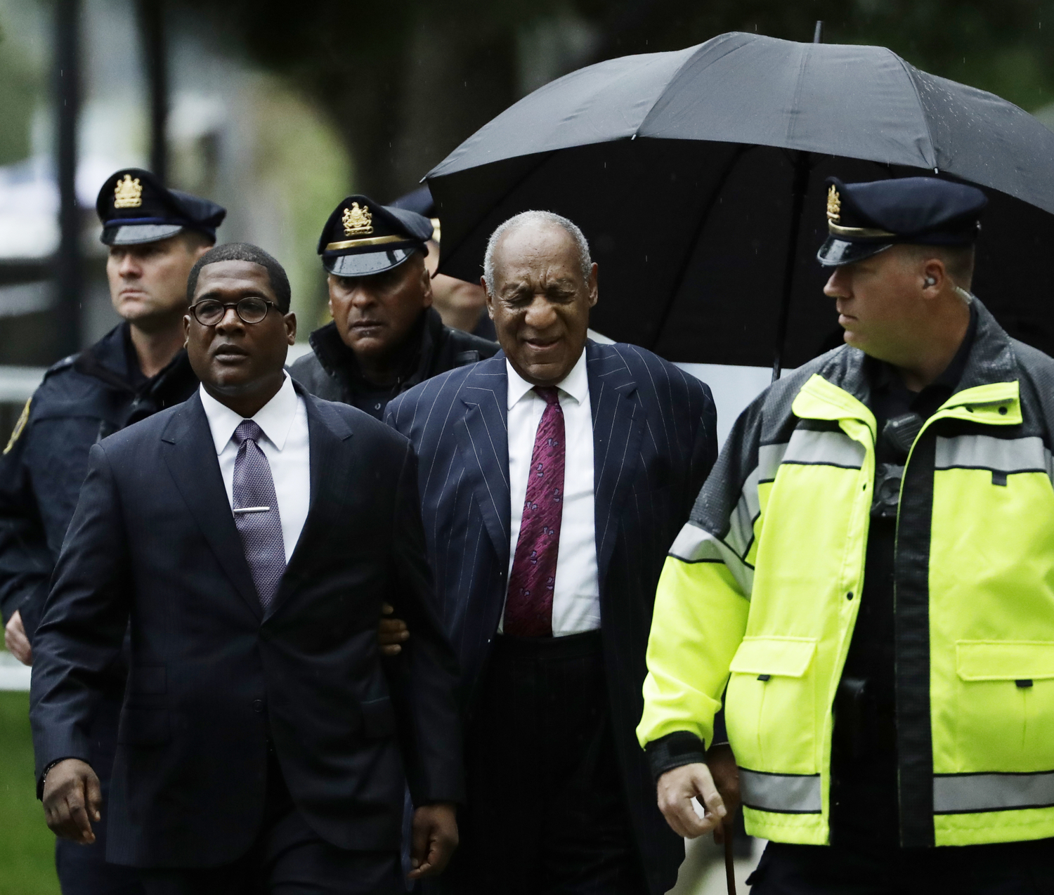 Americký komik Bill Cosby (první zleva) na cestě k soudu.