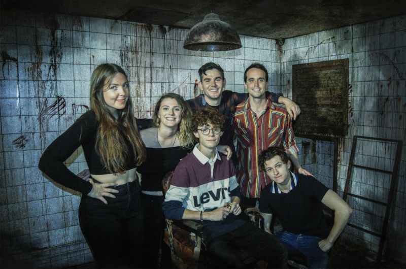 Herec Tom Holland (vpravo dole) si vyzkoušel pražský Dům duchů 2 - Poltergeist.