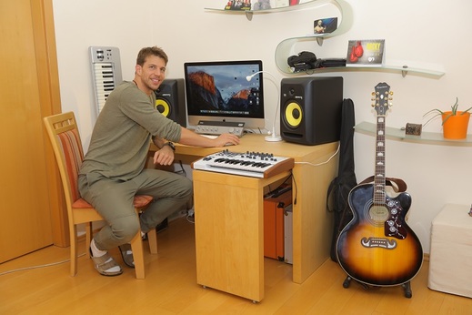 V bytě nepotřebuje nic víc než svůj hudební koutek.