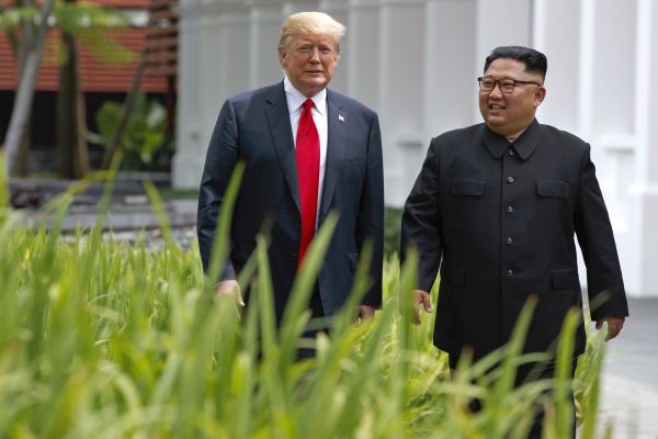 Americký prezident Donald Trump a severokorejský vůdce Kim Čong-un na setkání v červnu.