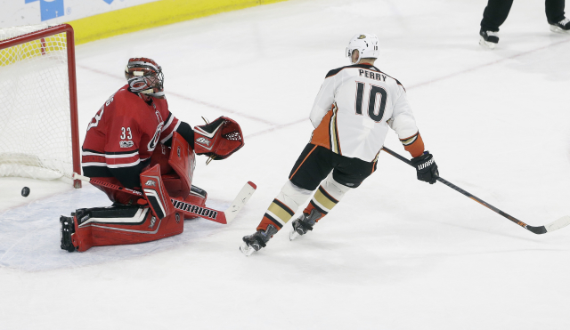 Corey Perry při nájezdu na Scotta Darlinga.