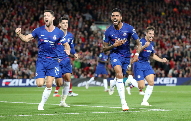 Radost fotbalistů Chelsea po gólu do sítě Liverpoolu.