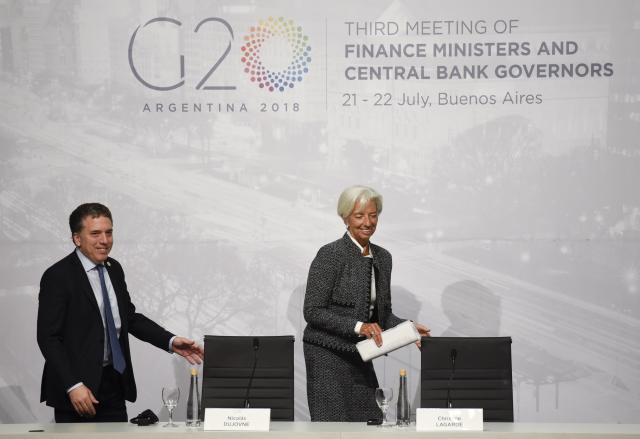 Argentinský ministr hospodářství Nicolás Dujovne a šéfka MMF Christine Lagardeová.