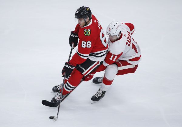 Osmnáctiletý český hokejový útočník Filip Zadina (vpravo).