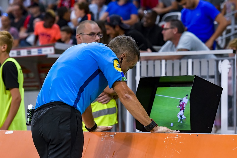 UEFA schválila využívání systému VAR.