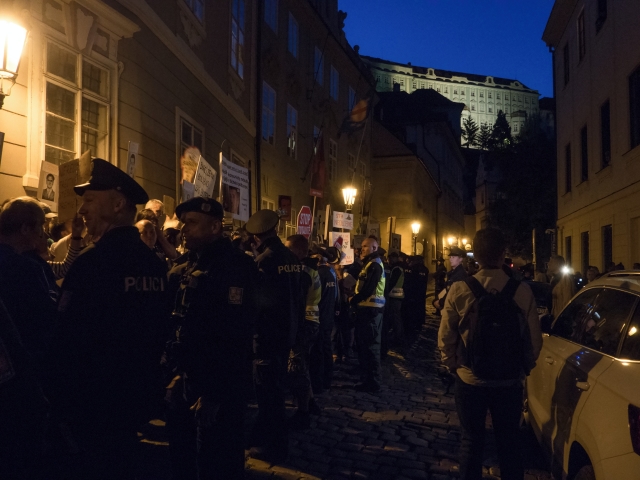 Demonstranti před Poslaneckou sněmovnou.