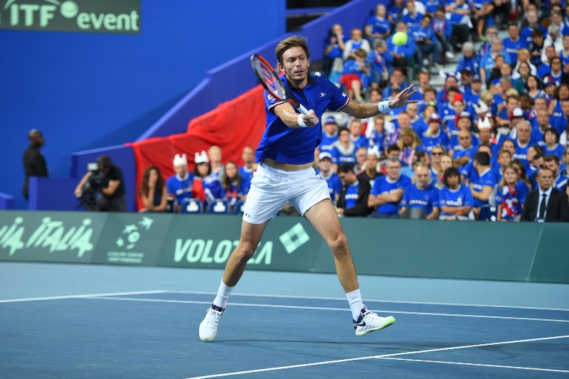 Tenista Nicolas Mahut v jednom z daviscupových zápasů. 
