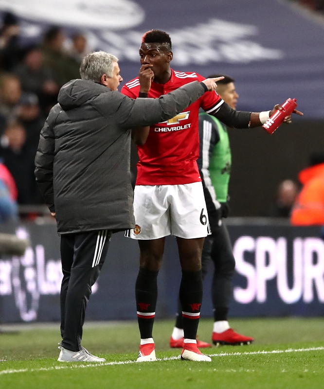 Trenér José Mourinho se svým svěřencem Paulem Pogbou. 