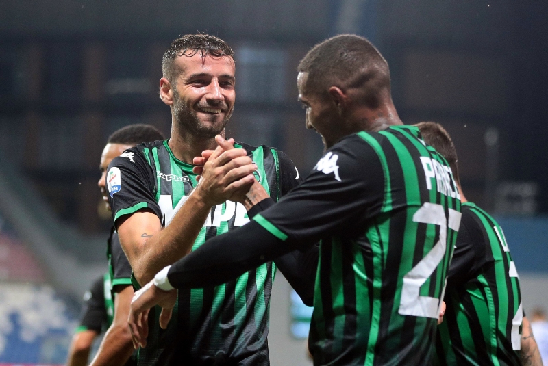 Fotbalisté Sassuola se radují z výhry.
