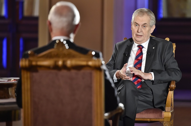 Současný prezident Miloš Zeman v debatě před volbami s Jiřím Drahošem (zády). Současný prezident Miloš Zeman v debatě před volbami s Jiřím Drahošem (zády).