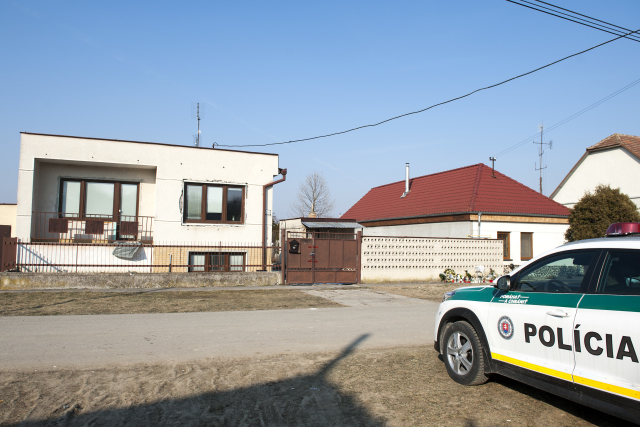 Policejní vůz před domem zavražděného slovenského novináře Jána Kuciaka v obci Veľká Mača poblíž Trnavy.