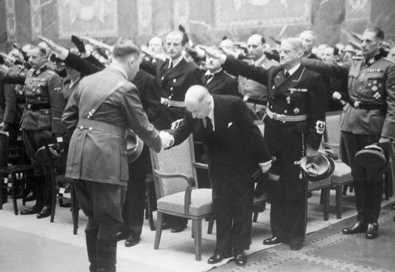 Státní akt za Reinharda Heydricha v Berlíně 9.června 1942 . Vůdce Adolf Hitler se zdraví s prezidentem Emilem Háchou, za Háchou 2. v řadě je hajlující K. H. Frank.