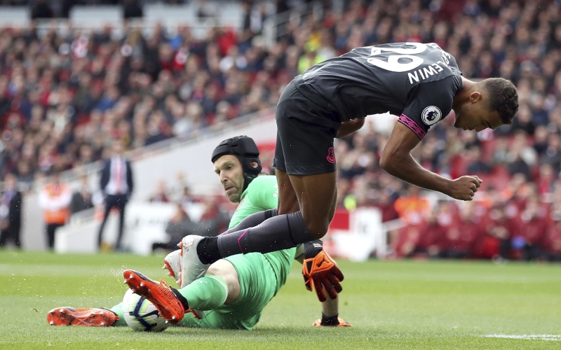 Petr Čech by se mohl do branky Arsenalu vrátit nejpozději za tři týdny. Petr Čech by se mohl do branky Arsenalu vrátit nejpozději za tři týdny.