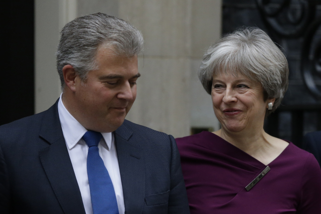 Brandon Lewis a britská premiérka Theresa Mayová.