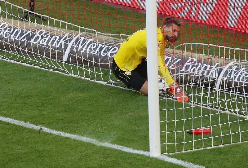 Stuttgartský brankář Zieler po kuriózně inkasované brance. 