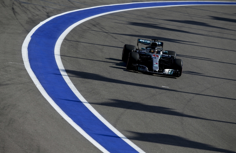 Závodník formule 1 Lewis Hamilton.