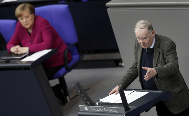 Alexander Gauland a Angela Merkelová (vlevo). 