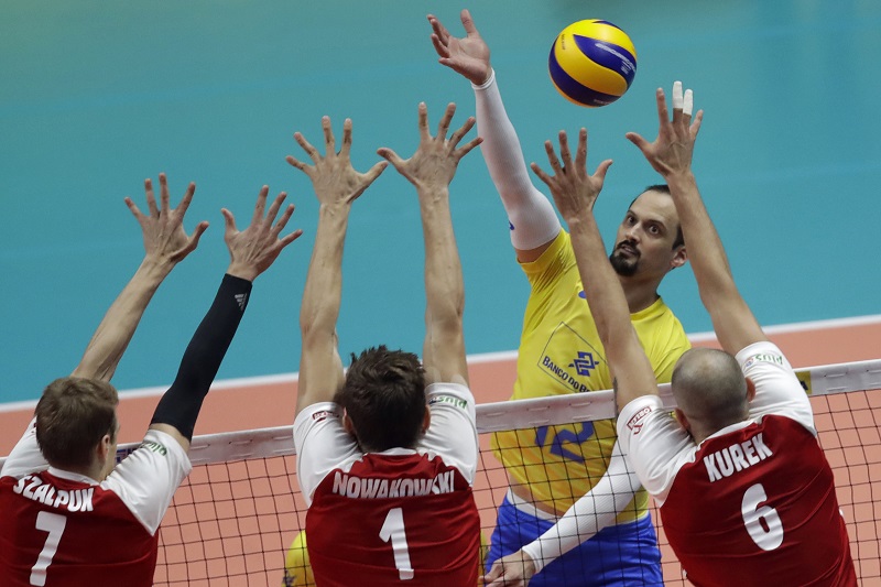 Brazilec Luis Felipe Marquez Fonteles přehazuje míč přes polský trojblok.