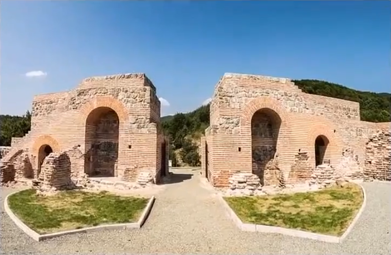 Zrestaurovaná starověká pevnost Trajan v Bulharsku.