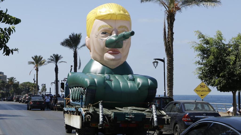 Bejrútem projelo umělecké dílo v podobě Donalda Trumpa.