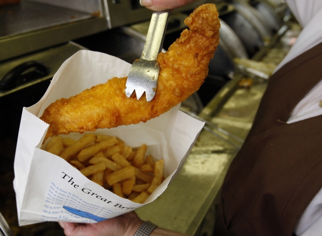 Legendární britská specialita "Fish and Chips".