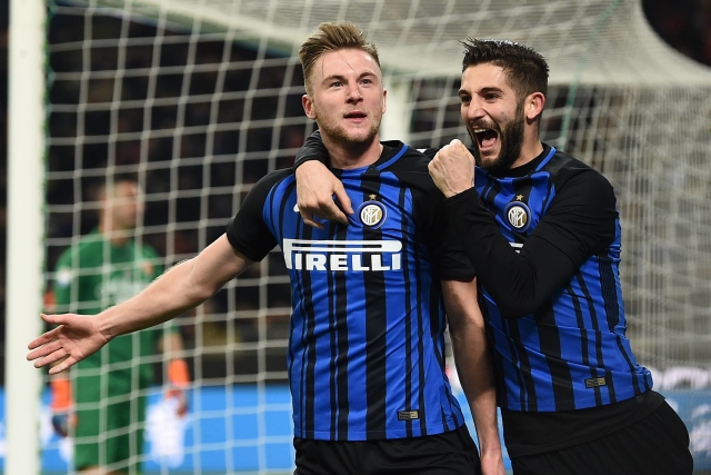 Milan Škriniar (vlevo) slaví vstřelenou branku v dresu Interu Milán.