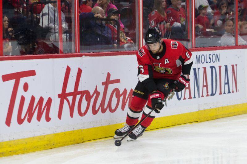 Obránce Ottawy Chris Wideman.