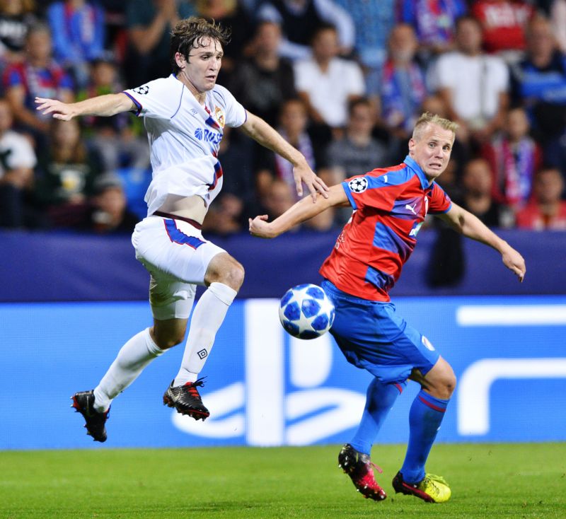 David Limberský (vpravo) v utkání proti CSKA Moskva.
