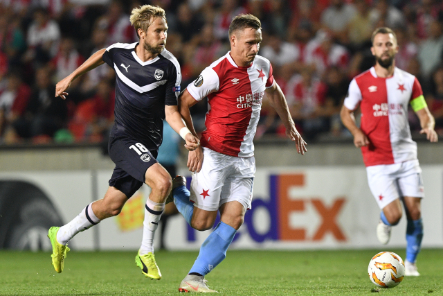 Stanislav Tecl (vpravo) v souboji proti Jaroslavovi Plašilovi z Bordeaux.