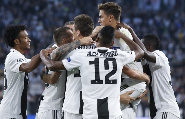 Radost fotbalistů Juventusu po vstřelené brance proti Bernu.
