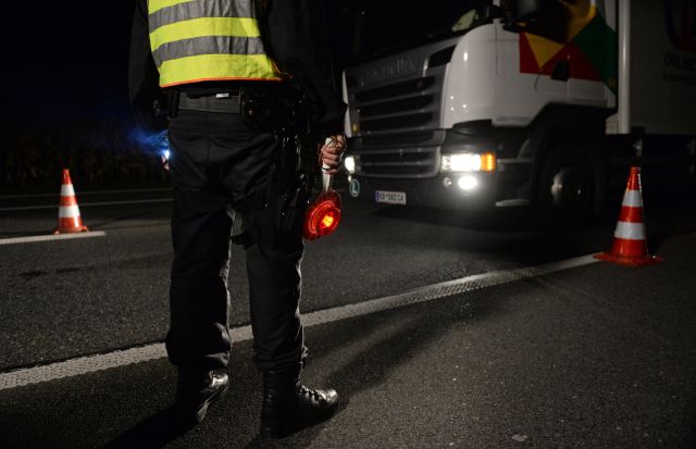 Policejní kontrola kamionu.