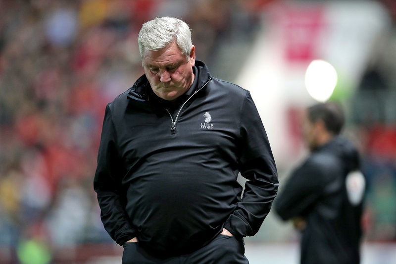 Trenér Steve Bruce je pod tlakem příznivců.