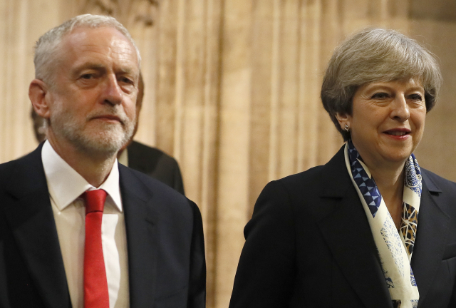 Šéf labouristů Jeremy Corbyn (vlevo) a Theresa Mayová. Šéf labouristů Jeremy Corbyn (vlevo) a Theresa Mayová.