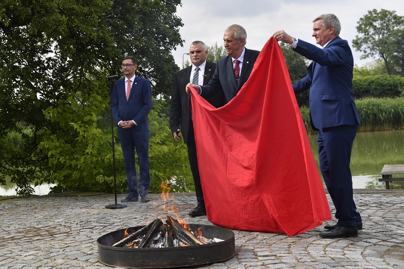 Miloš Zeman nechal v polovině června trenýrky spálit.