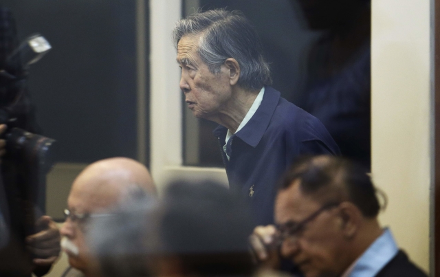 Bývalý prezident Peru Albert Fujimori u soudu. Bývalý prezident Peru Albert Fujimori u soudu.