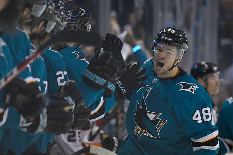 Tomáš Hertl se hned v prvním utkání nové sezony blýskl parádním gólem.
