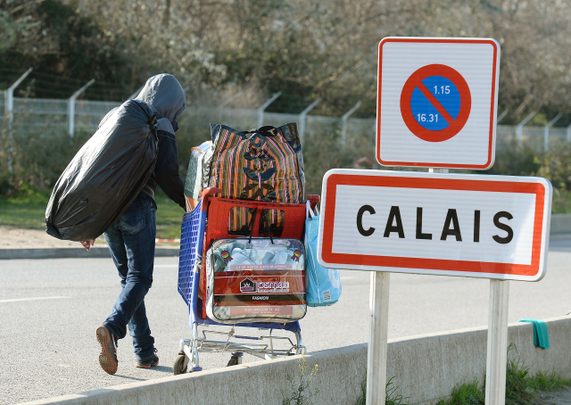 Migranti v Calais.