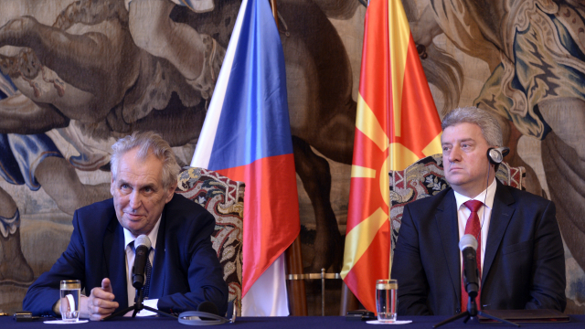 Český prezident Miloš Zeman (vlevo) a prezident Makedonie Ďorge Ivanov vystoupili 4. října 2018 na tiskové konferenci po jednání na Pražském hradě.