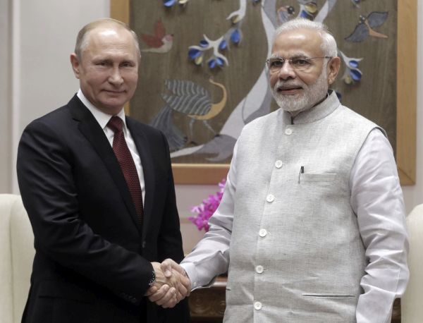 Ruský prezident Vladimir Putin (vlevo) a indický premiér Naréndry Módí.
