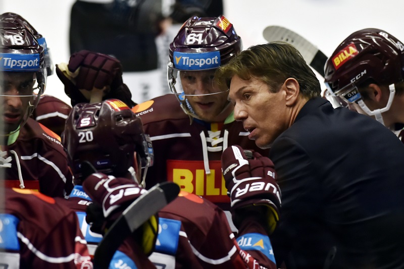 Kouč hokejové Sparty Uwe Krupp v zápase proti Vítkovicím.