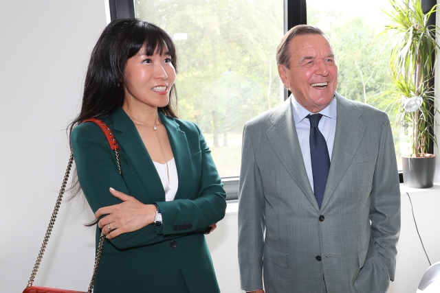 Gerhard Schröder s jihokorejskou partnerkou Kim So-jon.